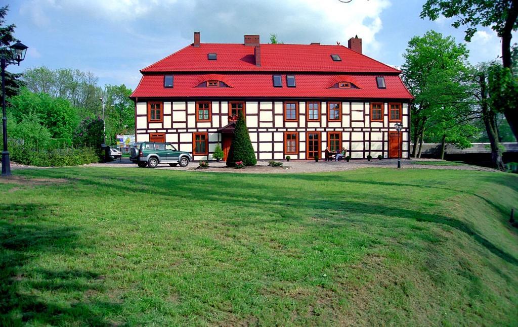 Gosciniec Zamkowy Hotel Darlowo Exterior foto