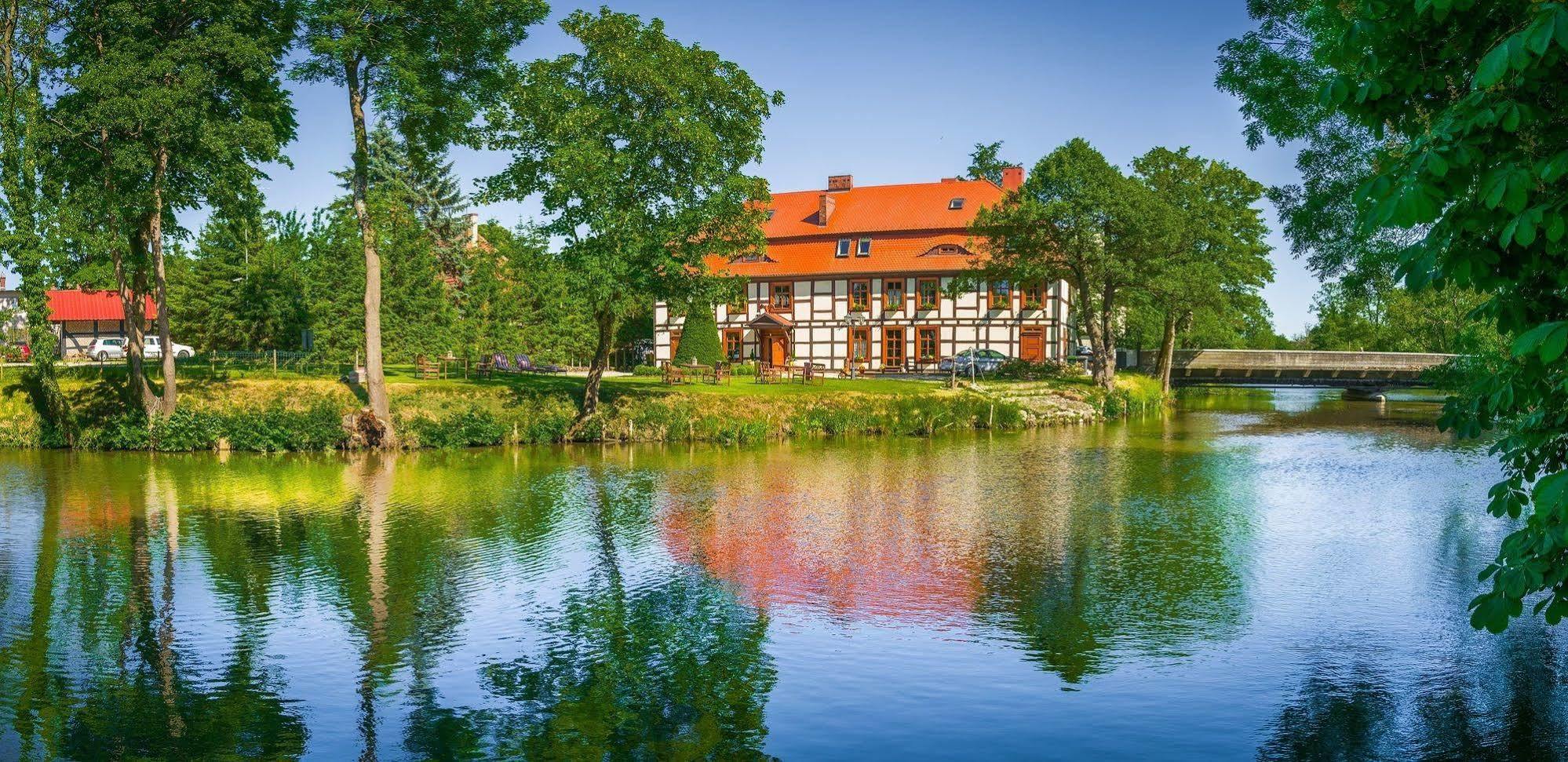 Gosciniec Zamkowy Hotel Darlowo Exterior foto